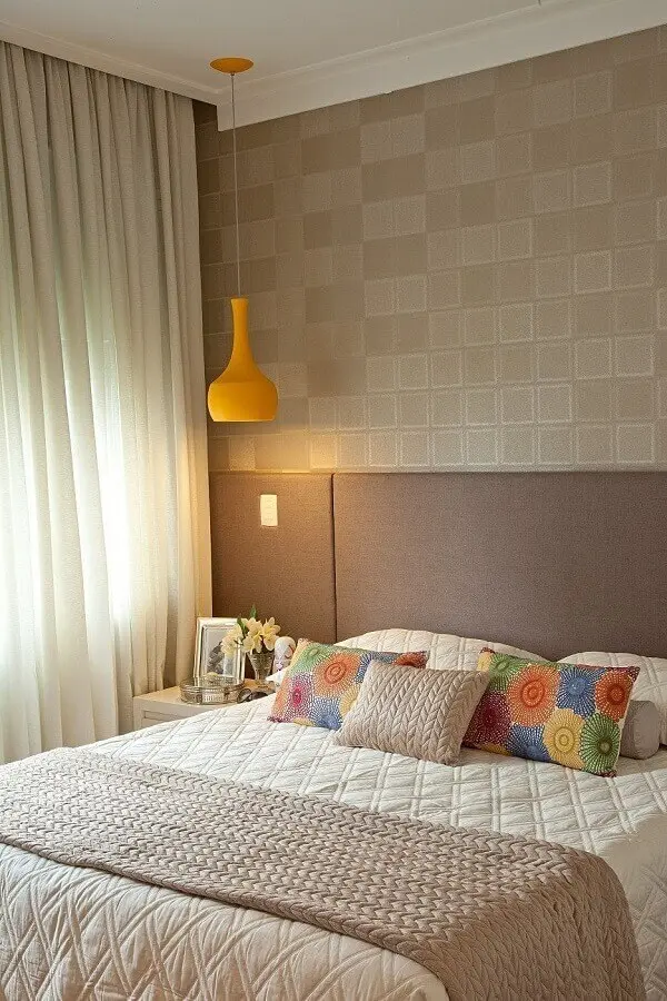 papel de parede para quarto moderno decorado com luminária amarela Foto Casar É...