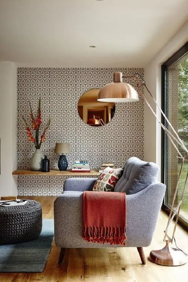 papel de parede para sala decorada com poltrona cinza e luminária de chão Foto Casa Très Chic