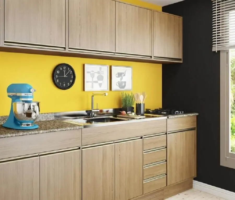 parede amarela para decoração de cozinha modulada com armários de madeira Foto Decibal