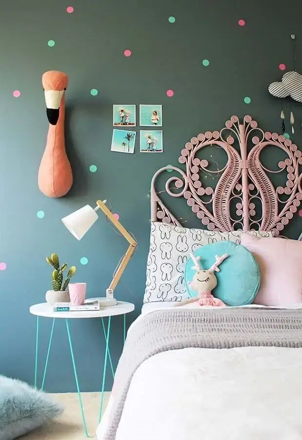 parede cinza com bolinhas coloridas para decoração de quarto de menina Foto We Heart It