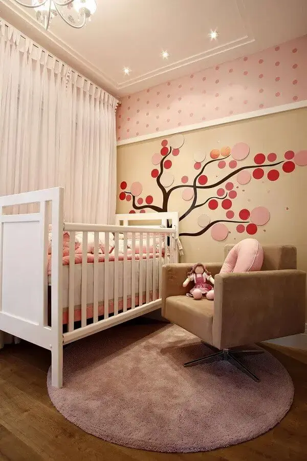 poltrona bege para quarto de bebê rosa decorado com papel de parede de bolinhas Foto Pinterest