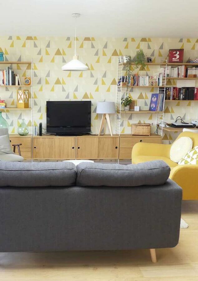 poltrona para sala amarela decorada com sofá cinza e papel de parede Foto Histórias de Casa