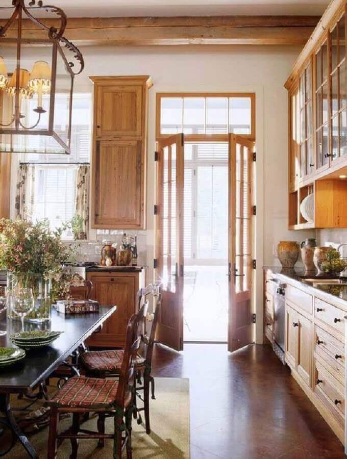 porta francesa de madeira para cozinha com armários clássicos Foto Pinterest