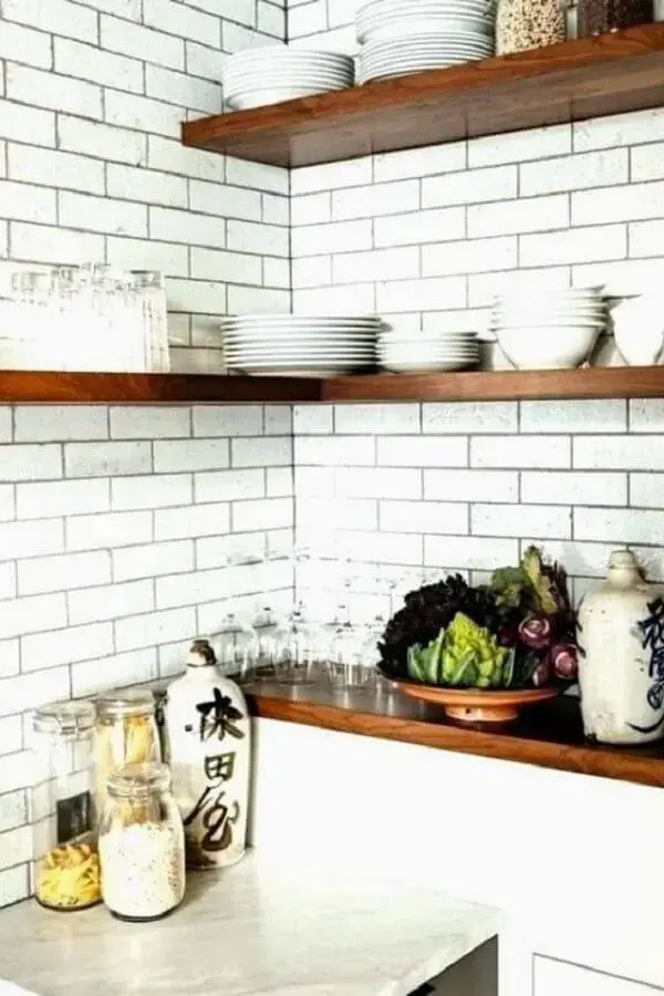 prateleira de canto de madeira para decoração de cozinha branca Foto Home Decor