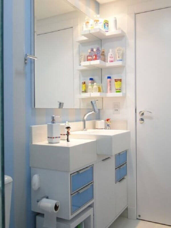 prateleira de canto para banheiro azul e branco Foto Assetproject