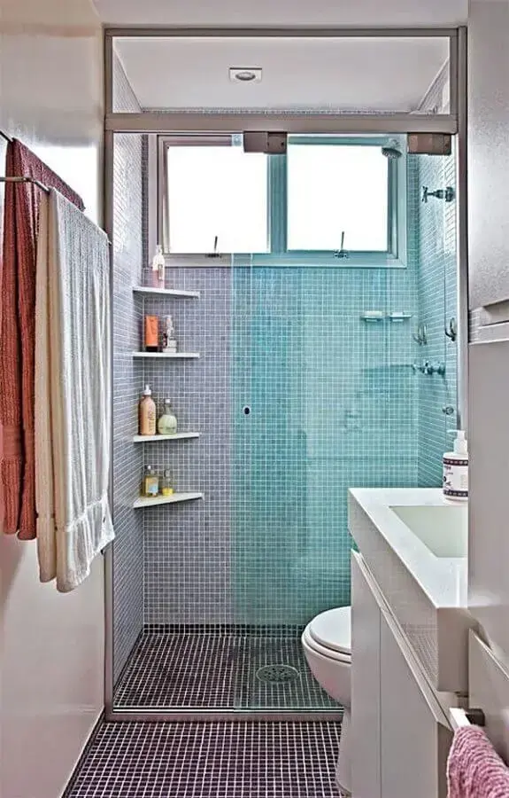 prateleira de canto para banheiro simples com pastilhas azuis Foto Tudo Construção