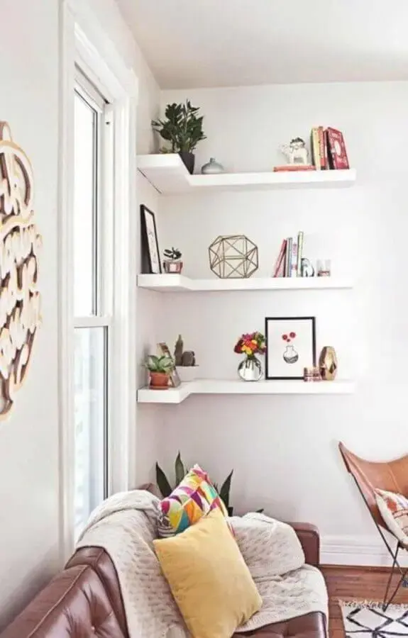 prateleira de canto para sala branca decorada com sofá de couro marrom Foto Futurist Architecture