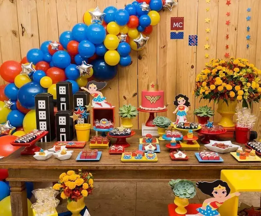 prato coloridos para doces de decoração de festa mulher maravilha Foto Fabricando Assessoria
