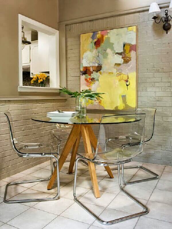 quadros abstratos coloridos para sala de jantar moderna decorada com mesa de vidro e parede de tijolinho Foto Pinterest