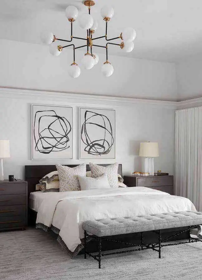 quadros decorativos abstratos para quarto grande todo branco com móveis de madeira Foto Pinterest