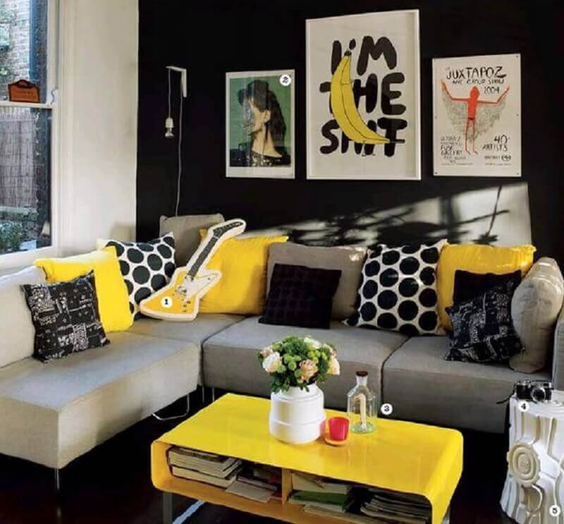 quadros e sofá de canto para decoração de sala amarela e preta Foto Pinterest