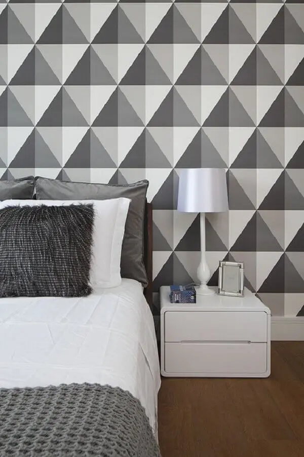 quarto cinza e branco decorado com papel de parede geométrico Foto Pinterest