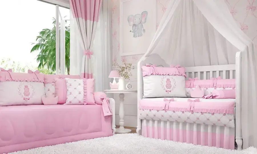 decoração de quarto de bebê rosa e branco com berço com dossel Foto Grão de Gente