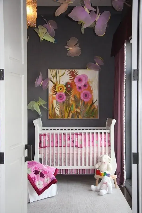 quarto de bebê cinza e rosa decorado com borboletas de tecido Foto Pinterest