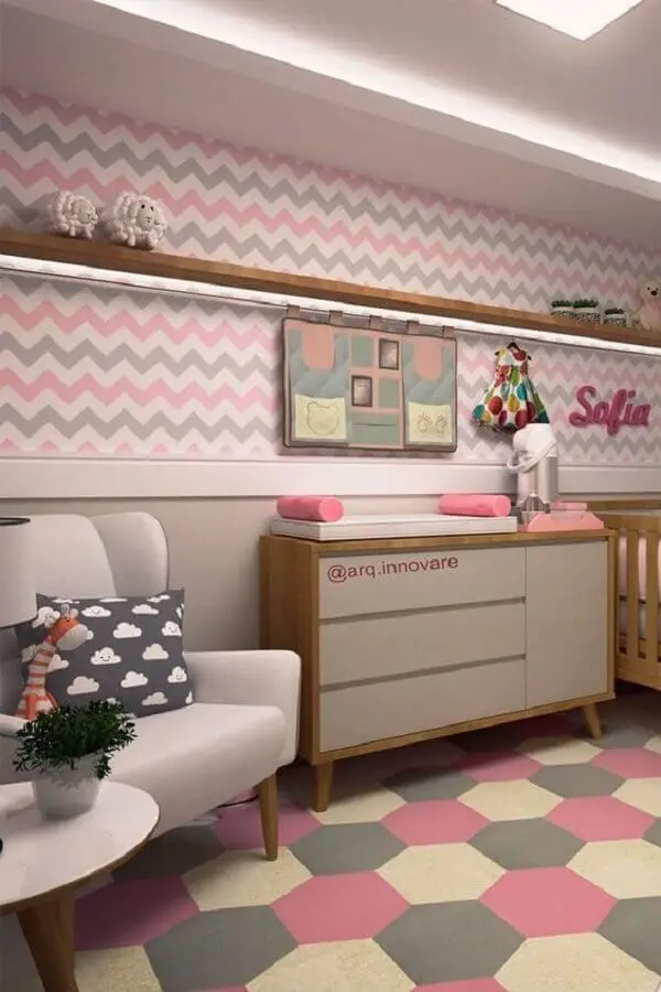 quarto de bebê cinza e rosa decorado com papel de parede chevron e tapete geométrico Foto Papel Decor