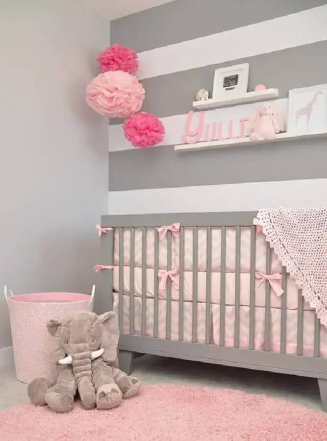 quarto de bebê cinza e rosa decorado com papel de parede listrado Foto Ultimas Decoração
