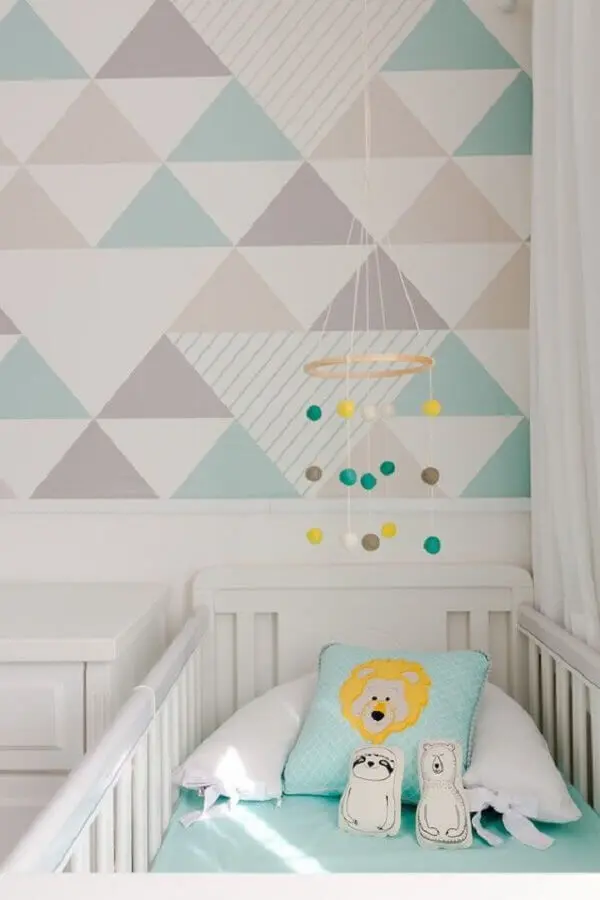 quarto de bebê decorado com papel de parede colorido em tons pastéis Foto Vestida de Noiva