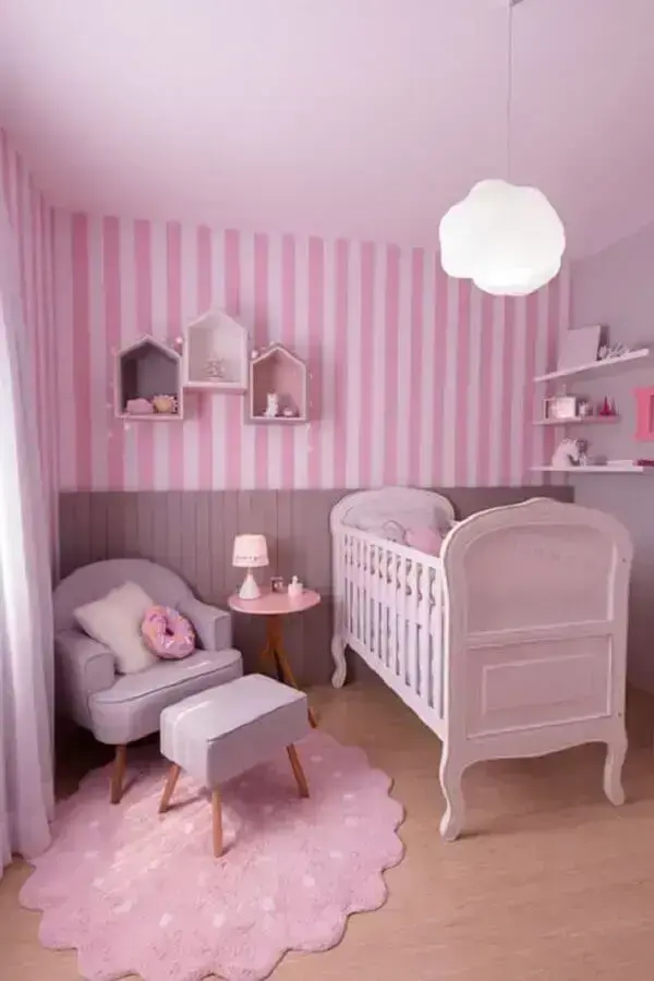 quarto de bebê rosa decorado com luminária de nuvem e papel de parede listrado Foto Papel Decor