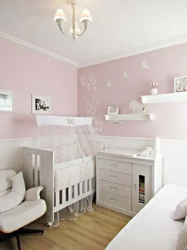 quarto de bebê rosa e branco Foto Webcomunica