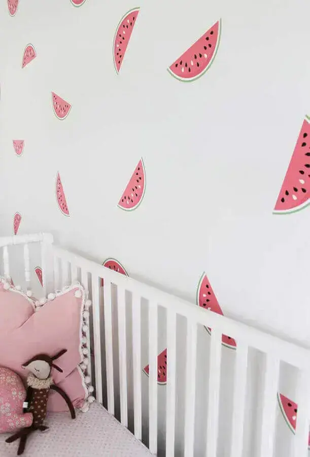 quarto de bebê rosa e branco decorado com papel de parede com desenhos de melancias Foto Frenchy Fancy