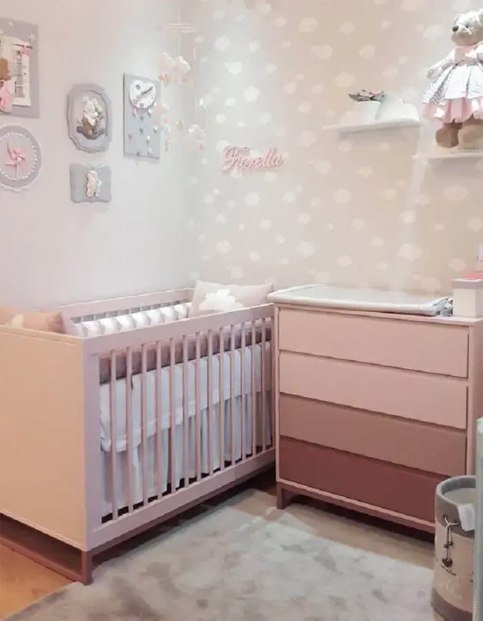 quarto de bebê rosa e branco decorado com papel de parede de nuvens Foto Puro Amor