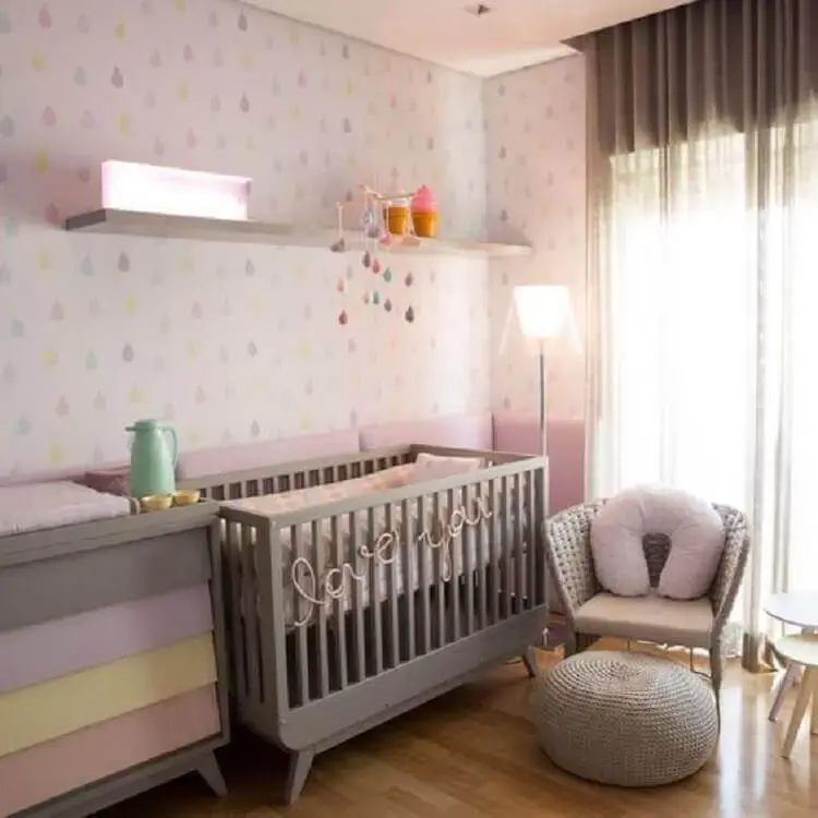 quarto de bebê rosa e cinza decorado com papel de parede com gostas coloridas Foto Pinterest