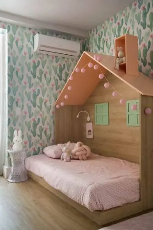 quarto de criança decorado com papel de parede infantil com estampa de cactos Foto Conexão Décor