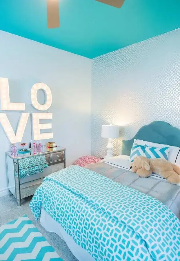 quarto de menina azul e branco decorado com cômoda espelhada Foto We Heart It