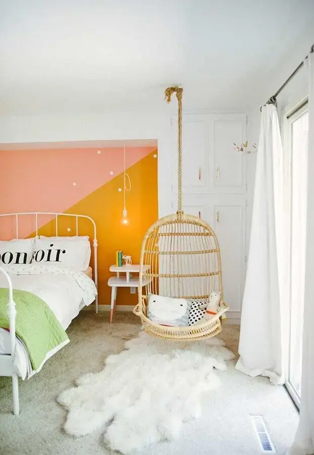 quarto de menina decorado com tapete felpudo e balanço Foto Style Me Pretty