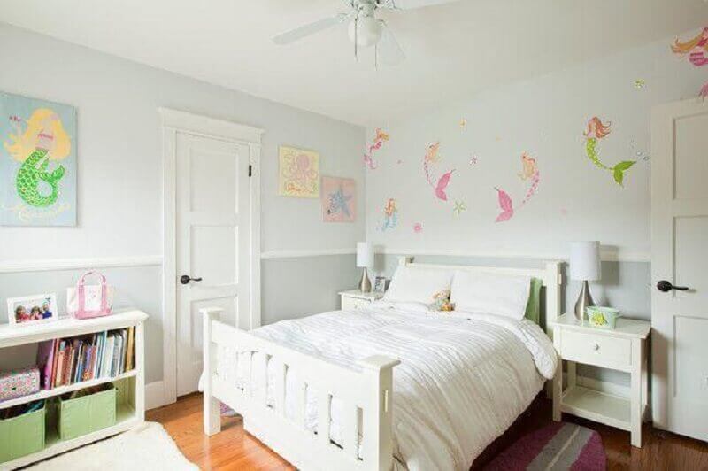 quarto de menina simples decorado com papel de parede de sereias Foto George Interior Design
