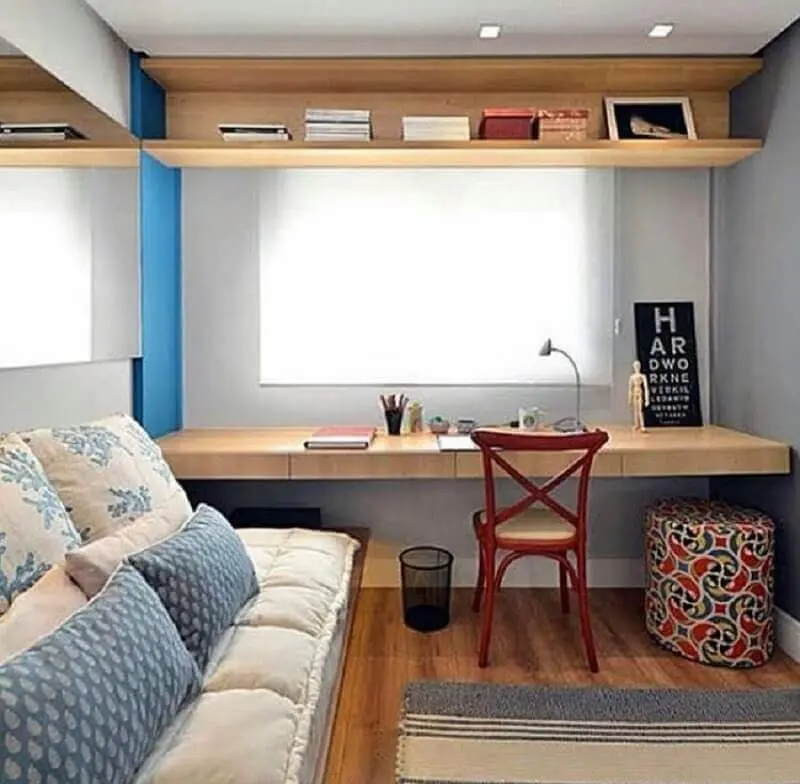 quarto decorado com bancada de madeira para escritório em casa Foto Simples Decoração