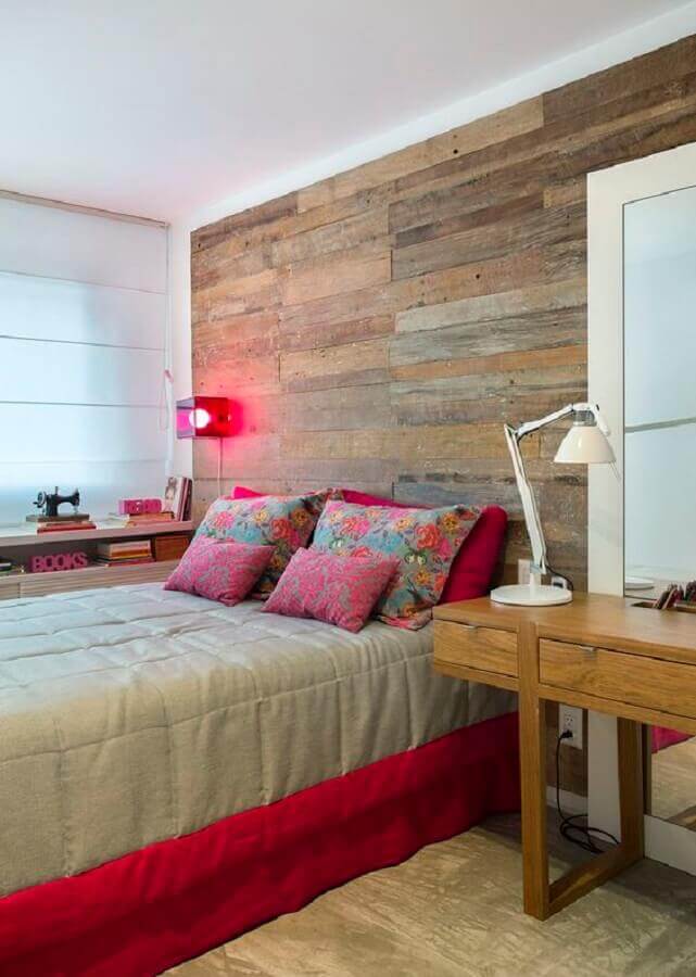 quarto decorado com papel de parede madeira Foto Casa de Valentina