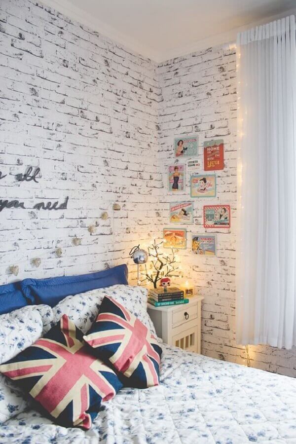 quarto decorado com papel de parede tijolinho Foto Casa & Artesanato