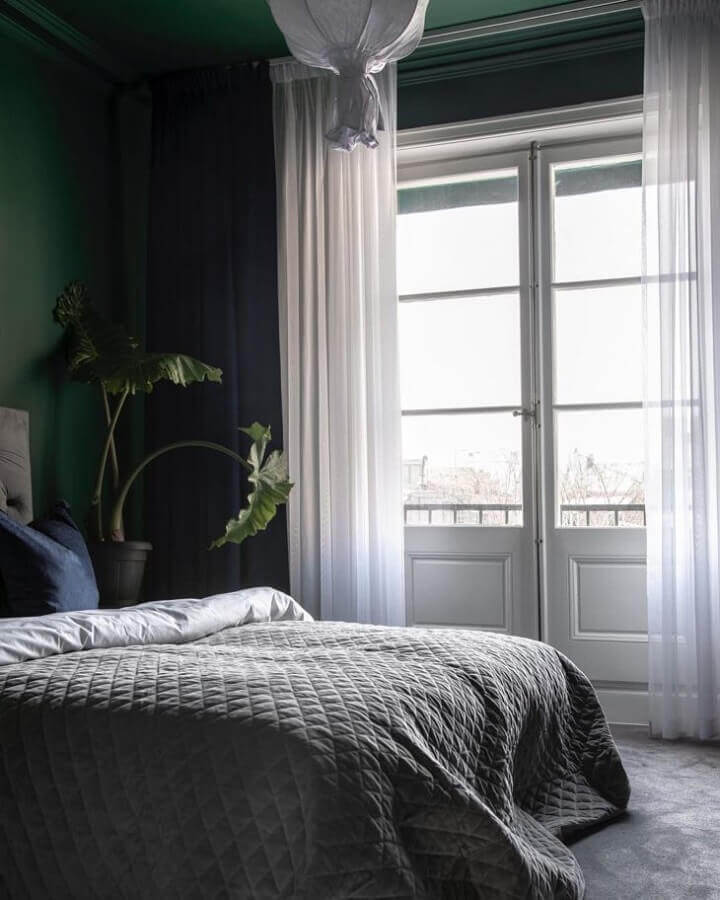 quarto decorado com porta francesa branca Foto Scandinavian Homes