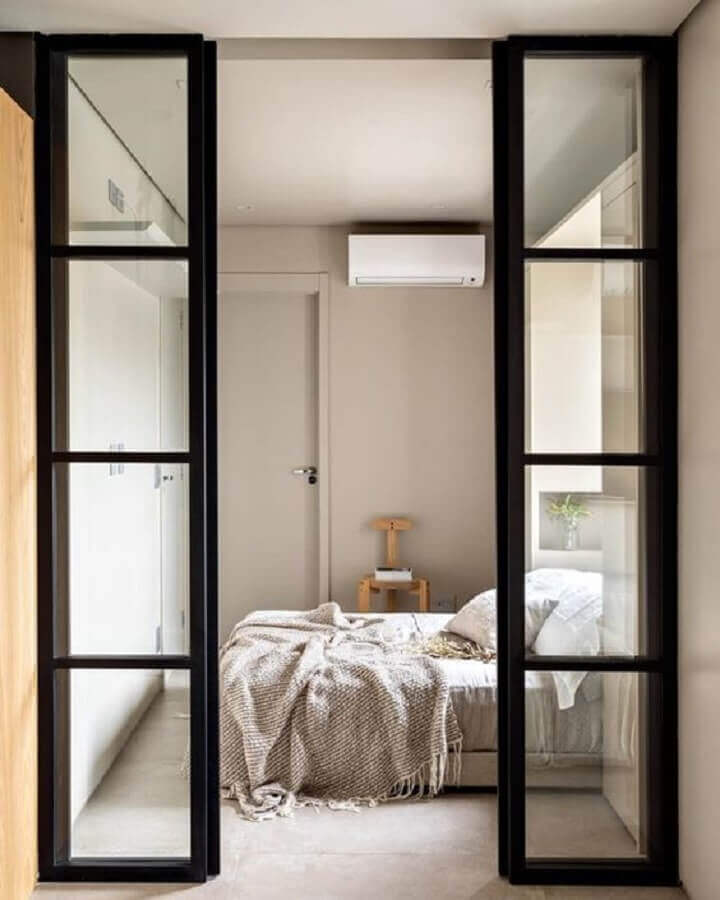 quarto decorado com porta francesa de vidro e madeira pintada de preto Foto Pinterest