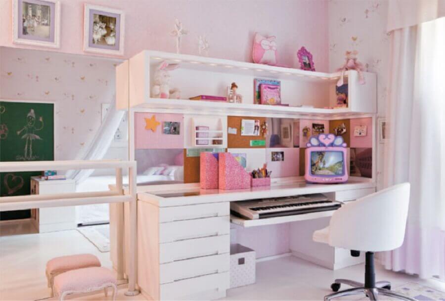 quarto infantil decorado com escrivaninha branca com estante Foto Arquiteta Evelyn Luci