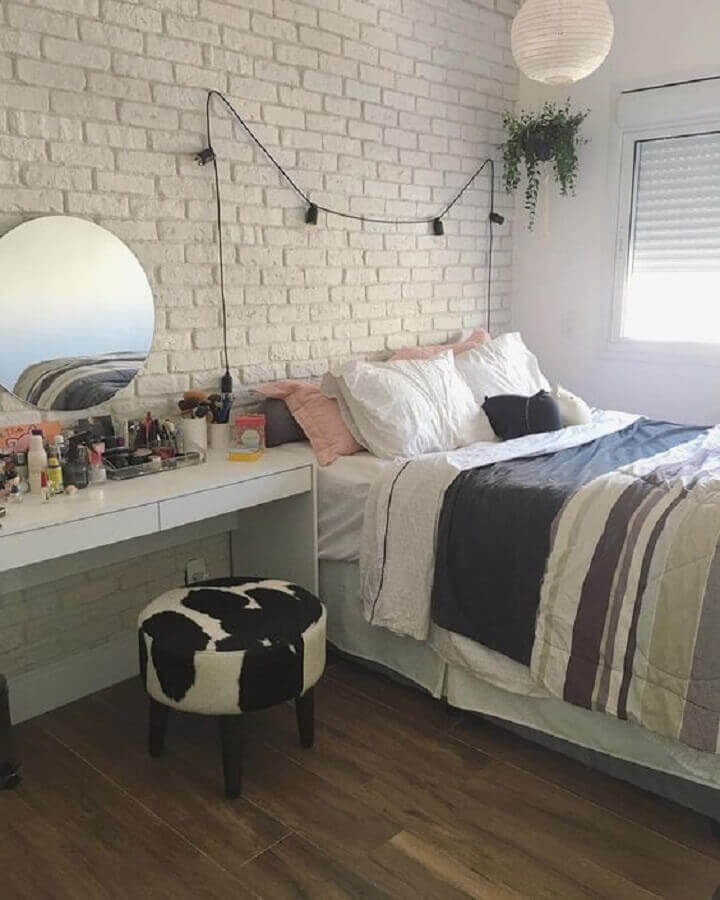 quarto simples decorado com papel de parede tijolinho branco Foto Pinterest