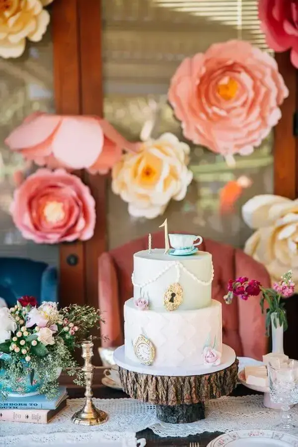 rosas de papel e bolo 2 andares para festa Alice no País das Maravilhas simples Foto The Cake Boutique