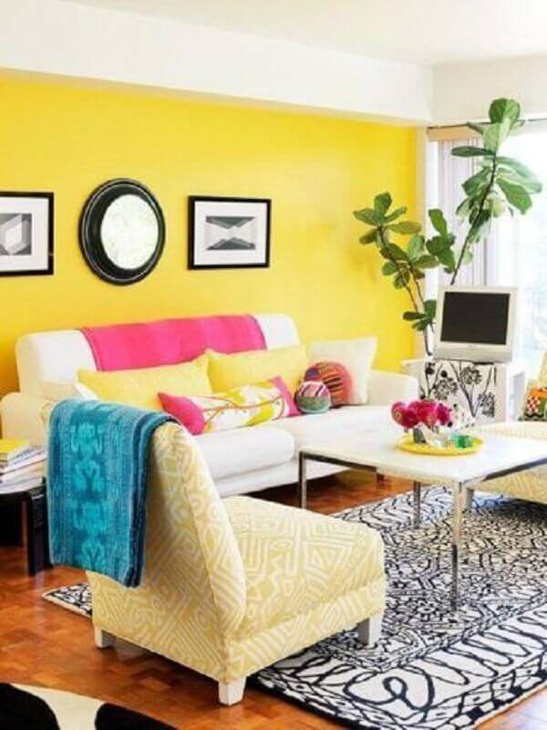 sala amarela decorada com mantas e almofadas coloridas Foto Conexão Décor