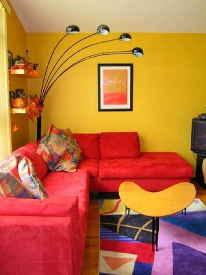 sala amarela decorada com sofá de canto vermelho Foto Pinterest