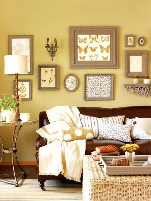 sala amarela decorada com sofá de couro e várias almofadas em cores neutras Foto Pinterest
