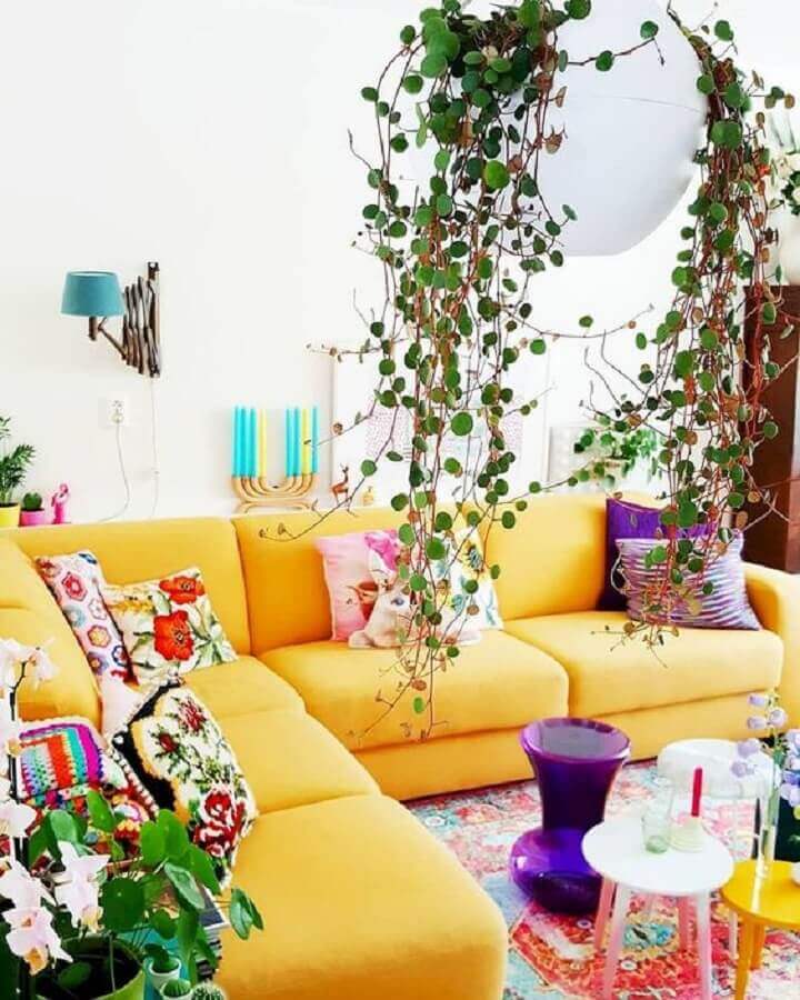sala amarela decorada com várias almofadas coloridas Foto Homi Xover