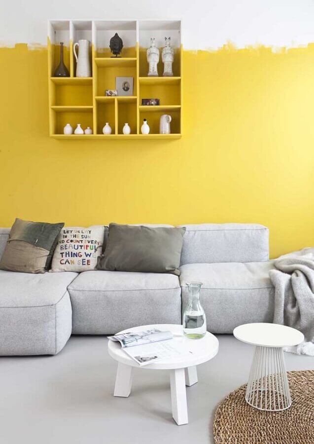 sala amarela e branca com decoração minimalista Foto Archzine