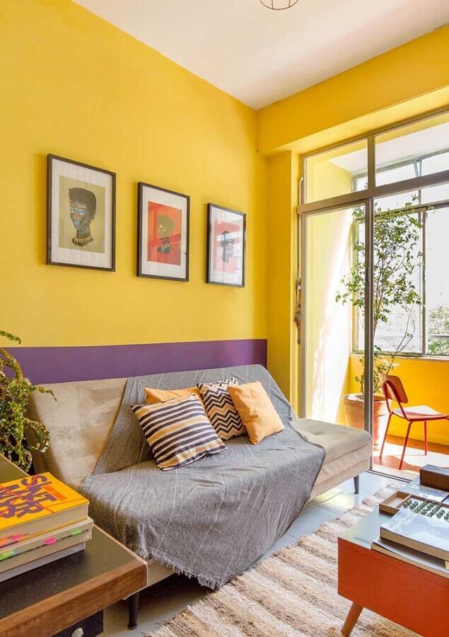 sala com parede amarela com decoração simples Foto Webcomunica