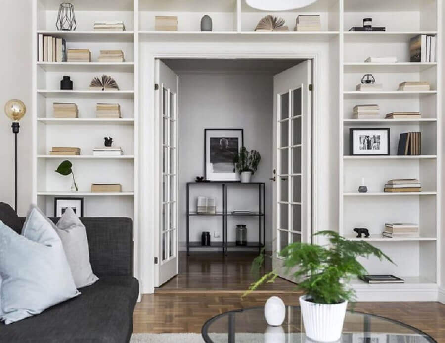 sala de estar planejada decorada com porta francesa branca Foto Scandinavian Homes