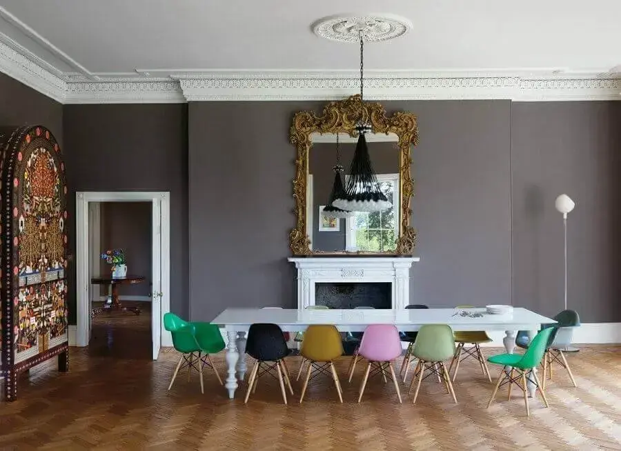 sala de jantar ampla decorada com cadeira eames preta e de várias outras cores Foto Yandex