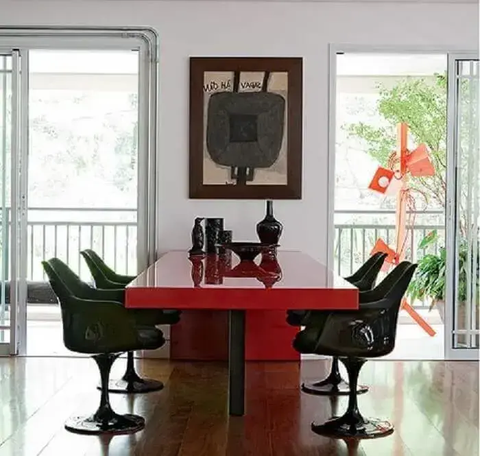 sala de jantar com mesa vermelha e cadeira de plástico preta Foto Pinterest