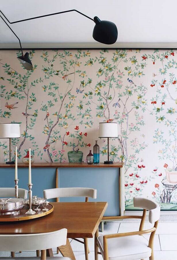 sala de jantar decorada com delicado papel de parede floral Foto Ideias Decor