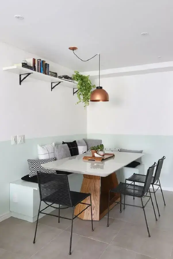 sala de jantar minimalista com canto alemão e cadeira preta Foto Casa de Valentina