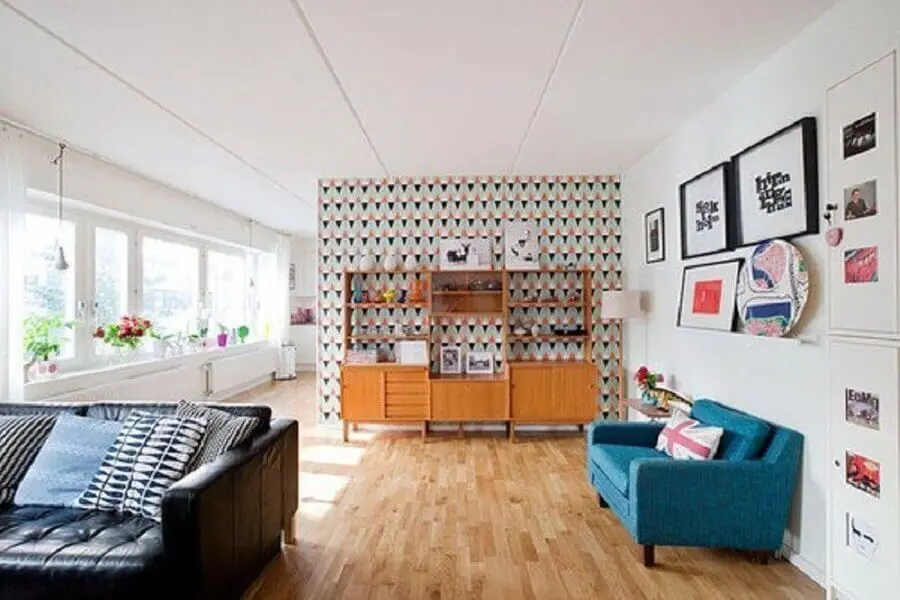 sala decorada com papel de parede geométrico colorido Foto Lisbet